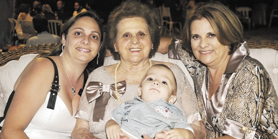 Empresária e amiga do coração Lia Ribeiro Garcia, acompanhada de Paula Ribeiro e Olga Velucci Ribeiro. Lia marca a folhinha hoje. Abraços 